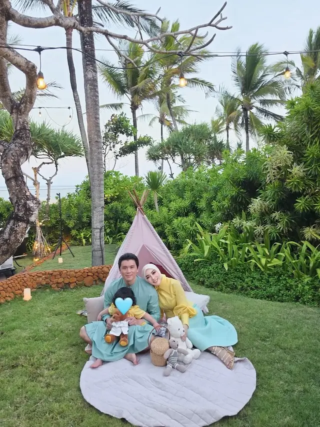 Reino Barack, Syahrini dan Baby R. (Instagram/@princessyahrini)