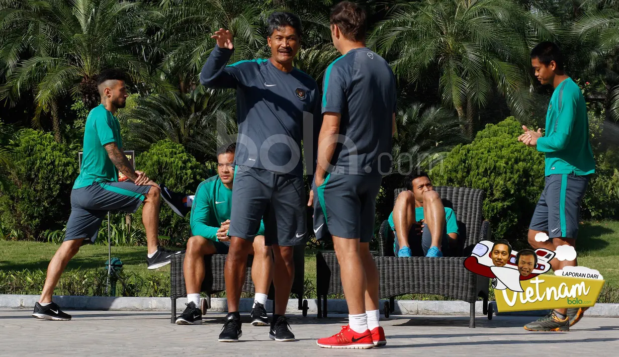 Stefano Lilipaly  bersama  pemain Timnas Indonesia rileks sebelum melakukan Latihan ringan di Areal Hotel, (07/12/2016). (Bola.com/Peksi Cahyo)