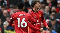 Gelandang Manchester United, Mason Mount (kanan) dan Amad, merayakan gol pembuka dalam pertandingan Premier League melawan Sunderland di Old Trafford, Manchester, Sabtu (4/10/2025) malam. (Paul ELLIS / AFP)