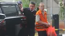 Pemilik PT Fajar Mulia Transindo, Pieko Nyotosetiadi turun dari mobil tahanan akan menjalani pemeriksaan oleh penyidik di Gedung KPK, Jakarta, Kamis (24/10/2019). Pieko diperiksa sebagai tersangka penyuap Dirut PTPN III Dolly Pulungan. (merdeka.com/Dwi Narwoko)
