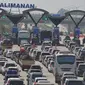 Sejumlah kendaraan saat memasuki gerbang Tol Palimanan, Jawa Barat, Selasa (14/7/2015). Hingga H-3 jelang lebaran 2015 pemudik sudah mulai memadati tol Cipali. (Liputan6.com/Herman Zakharia)