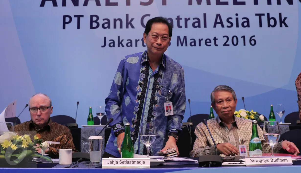 Presiden Direktur BCA, Jahja Setiaatmadja (tengah) bersama jajaran direksi saat paparan kinerja Bank BCA di Jakarta, (3/3). PT Bank Central Asia Tbk (BCA) mencatatkan kinerja keuangan positif di tahun 2015. (Liputan6.com/Angga Yuniar)