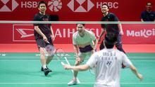 Pebulu tangkis ganda putra Indonesia, Mohammad Ahsan/Hendra Setiawan dan Kevin Sanjaya melawan pebulu tangkis Korea Selatan, Seo Seung-jae dalam acara 'Moment of Honor The Daddies' sebelum laga final Indonesia Masters 2025 di Istora Senayan, Jakarta, Minggu (26/01/2025). (Bola.com/Bagaskara Lazuardi)