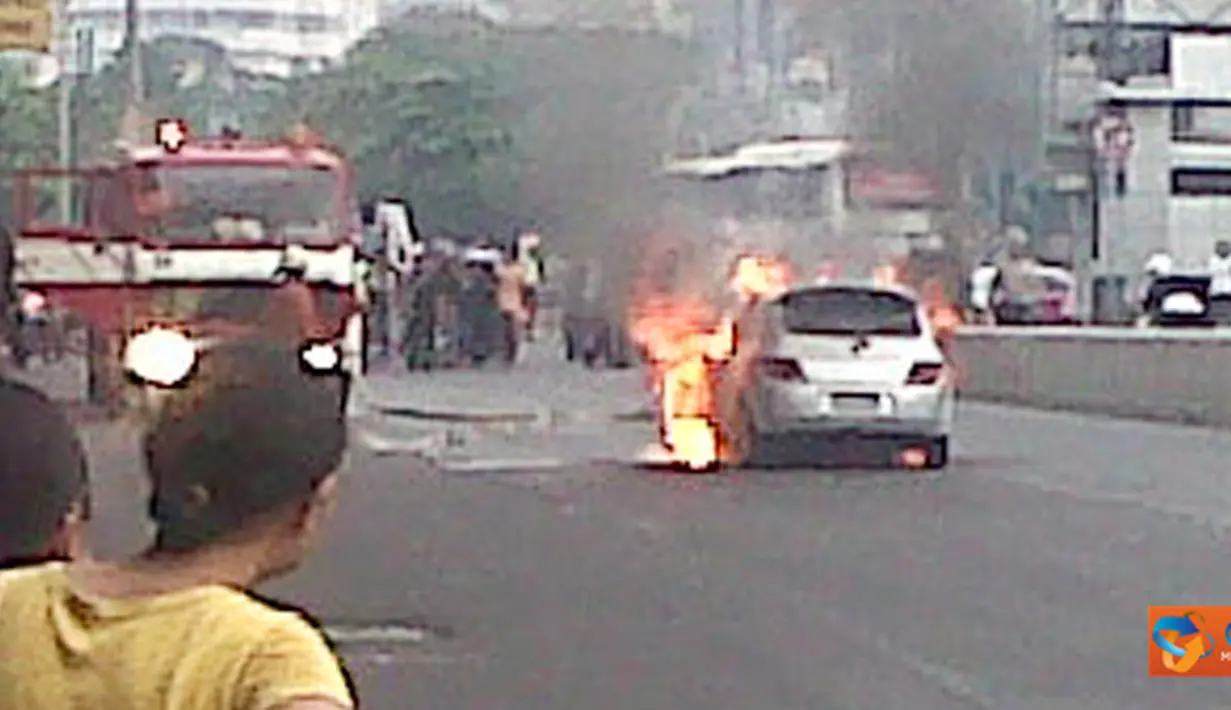 Citizen6, Jakarta: Sebuah mobil terbakar pada pukul 07.25 WIB, Kamis (2/6), dekat lampu merah Harmoni kearah Hotel Indonesia. Diduga kebakaran dipicu ledakan akibat gangguan pada mesin mobil. (Pengirim: Teguh Baharudin)