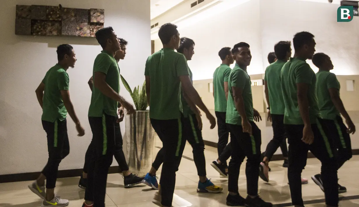 Pemain Timnas Indonesia, Andik Vermansah, bersama rekan-rekannya bersiap mengikuti sesi ESQ di Hotel Grand Zuri, Jawa Barat, Senin (5/11). Materi ESQ diberikan jelang turnamen Piala AFF 2018. (Bola.com/Vitalis Yogi Trisna)