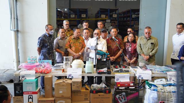 Menteri Perdagangan (Mendag) Zulkifli Hasan meninjau barang-barang impor hasil temuan Satuan Tugas (Satgas) Pengawasan Barang Tertentu yang Diberlakukan Tata Niaga Impor pada Jumat, (26/7/2024). (Dok Kemendag)
