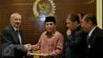 Ketua DPR RI, Ade Komaruddin berjabat tangan dengan Dubes Rep. Ceko, Ivan Hotek (kiri) saat berkunjung ke DPR, Jakarta, Kamis (10/3). Kunjungan membahas persetujuan bebas visa untuk pemegang paspor diplomatik dan dinas RI-Ceko. (Liputan6.com/Johan Tallo)