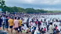 Pantai Anyer hingga Cinangka Jadi Lautan Manusia, Ribuan Wisatawan Datang Saat Libur Lebaran