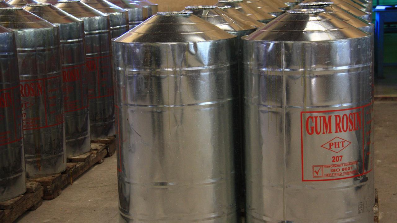 Perum Perhutani menargetkan bisa mengekspor 20 juta kilogram gum rosin di 2023 ini. Sejumlah negara tujuan ekspor Gondorukem, nama lain Gum Rosin, yakni Jepang, Jerman, Belgium, Pakistan, hingga Turki. (Dok Perhutani)