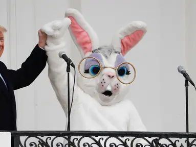 Ekspresi Presiden AS Donald Trump dan badut Kelinci Paskah usai memberikan pidato dalam perayaan Easter Egg Roll di Gedung Putih, Washington (4/2). Perayaan di Gedung Putih tersebut digelar setiap tahunnya. (AP Photo / Pablo Martinez Monsivais)