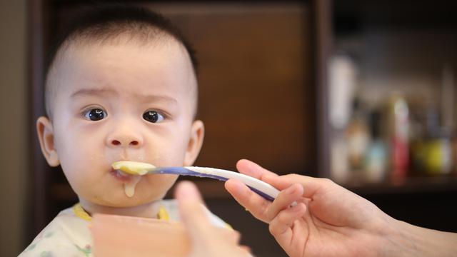bayi makan