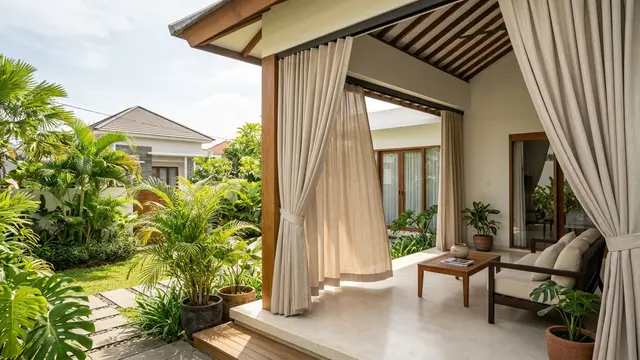Ide Tirai Luar Ruangan untuk Menutup Teras tanpa Membuat Udara Terperangkap (AI generated)