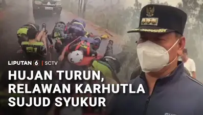 Petugas pemadam kebakaran di Kabupaten Banjar, Kalimantan Selatan, sujud syukur saat hujan mengguyur. Air memang menjadi kebutuhan utama dalam pemadaman kebakaran hutan dan lahan, terutama untuk mematikan api yang masih menyala di bawah permukaan tan...