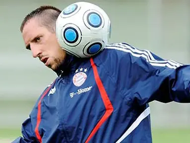 Gelandang Bayern Muenchen, Franck Ribery dalam sesi latihan tim di Munich, 6 Juli 2009. Ribery banyak dispekulasikan hengkang dari Bayern di bursa transfer musim panas. AFP PHOTO/OLIVER LANG
