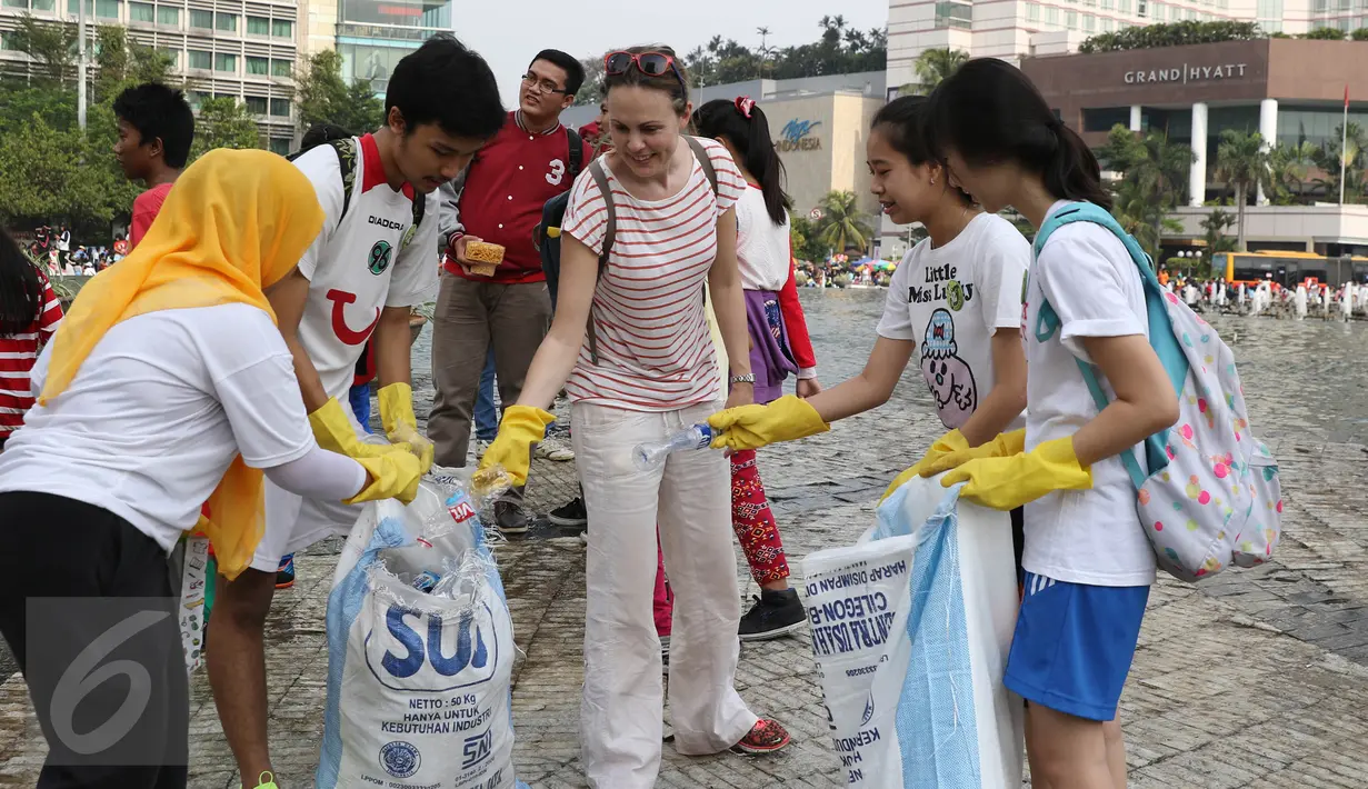 Sejumlah relawan saat mengumpulkan sampah selama acara Clean Up Jakarta Day di Bunderan Hotel Indonesia, Jakarta, minggu (18/10/2015). Kegiatan Clean Up Jakarta Day (CUJD) 2015 akan membersihkan Jakarta di 30 titik. (LIputan6.com/Herman Zakharia)