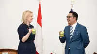 Gubernur Jawa Barat Ridwan Kamil menikmati cendol elizabeth bersama Menlu Inggris Elizabeth Truss di Gedung Creative Center, Kota Bogor, Jumat (12/11/2021).