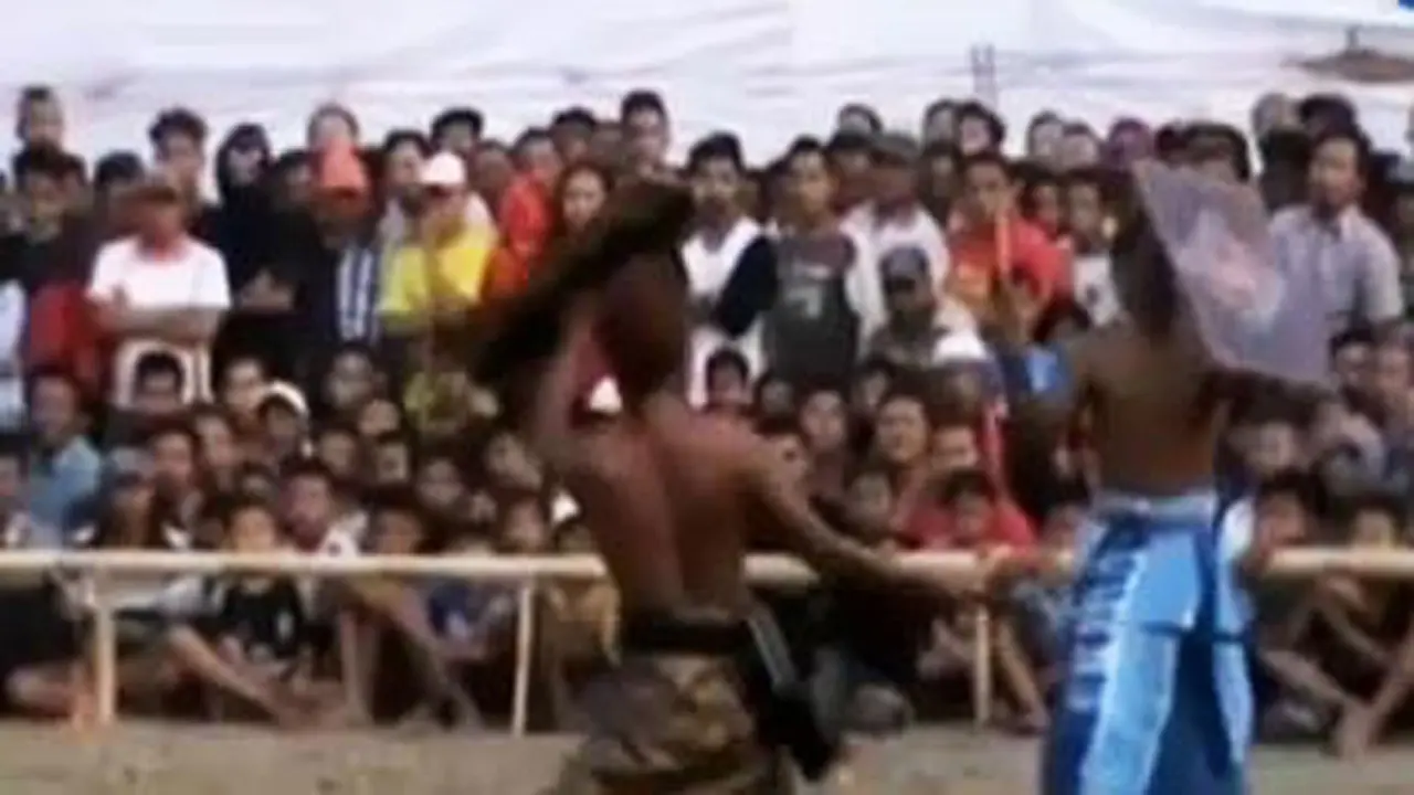 Tradisi Minta Hujan, Warga Lombok Bertarung Satu Lawan Satu