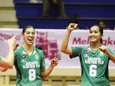 Jakarta Elektrik PLN menumbangkan Jakarta PGN Popsivo Polwan 3-0 pada putaran kedua final four Proliga 2017 di GOR C'Tra Arena, Bandung, Jawa Barat, Jumat (14/4). Kemenangan ini membawa mereka ke final. (Liputan6.com/Yoppy Renato)