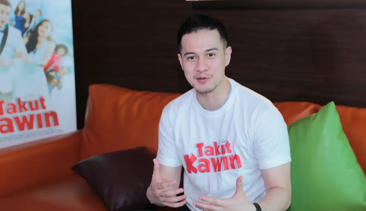 Dalam film Takut Kawin, pemeran 32 tahun itu memerankan tokoh Bimo. Pria yang berprofesi sebagai arsitek yang berpacaran dengan Lala (Indah Permatasari). (Adrian Putra/Bintang.com)