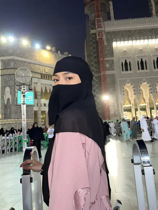 Begitu pun Dara yang tampil bercadar hitam dipadukan abaya warna pink. Credit: Instagram (@daraarafah)
