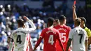 Wasit Guillermo Cuadra, memberikan kartu merah kepada kapten Real Madrid, Sergio Ramos, saat melawan Girona pada laga La Liga di Stadion Santiago Bernabeu, Madrid, Minggu (17/2). Madrid kalah 1-2 dari Girona. (AFP/Gabriel Bouys)