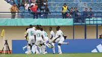 Selebrasi para pemain Timnas Senegal U-17 setelah unggul 2-0 lewat gol bunuh diri pemain Timnas Polandia U-17, Dominik Szala pada laga kedua Grup D Piala Dunia U-17 2023 di Stadion Si Jalak Harupat, Kabupaten Bandung, Selasa (14/11/2023). (Bola.com/Ikhwan Yanuar)