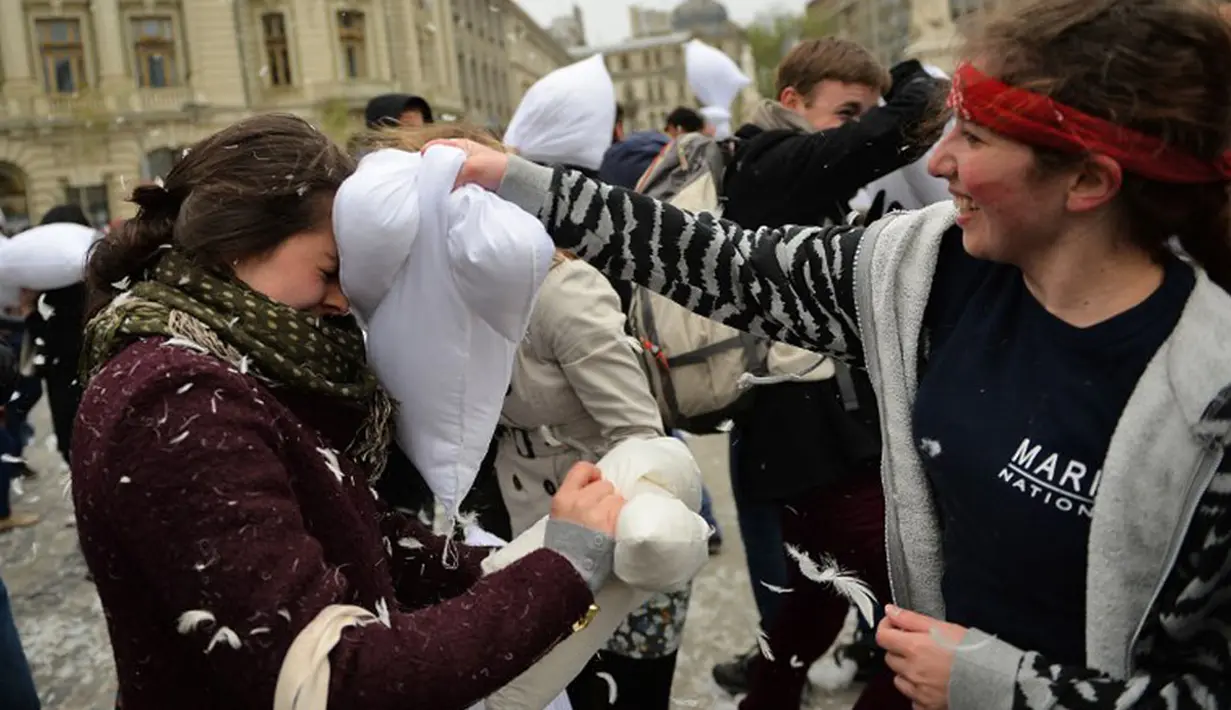 Inggris telah enam tahun berturut-turut menghelat acara yang diberi nama International Pillow Fight Day ini. Perang yang diselenggarakan di Trafalgar Square itu diikuti ratusan orang (AFP PHOTO / BEN STANSALL).