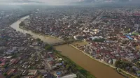 Tampak dari udara, Sungai Palu dengan tanggul pengaman yang melintasi tepat di tengah Kota Palu yang jadi habitat buaya, Jumat (21/2/2020). (Foto: Liputan6.com/Heri Susanto)