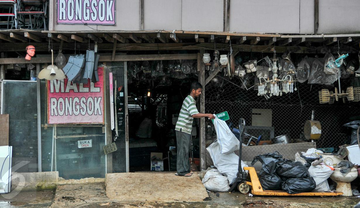 Pekerja Mal Rongsok saat menjaga toko sembari menanti pembeli yang datang untuk membeli atau sekedar berkunjung melihat-lihat, Depok (17/2) (Liputan6.com/Yoppy Renato)