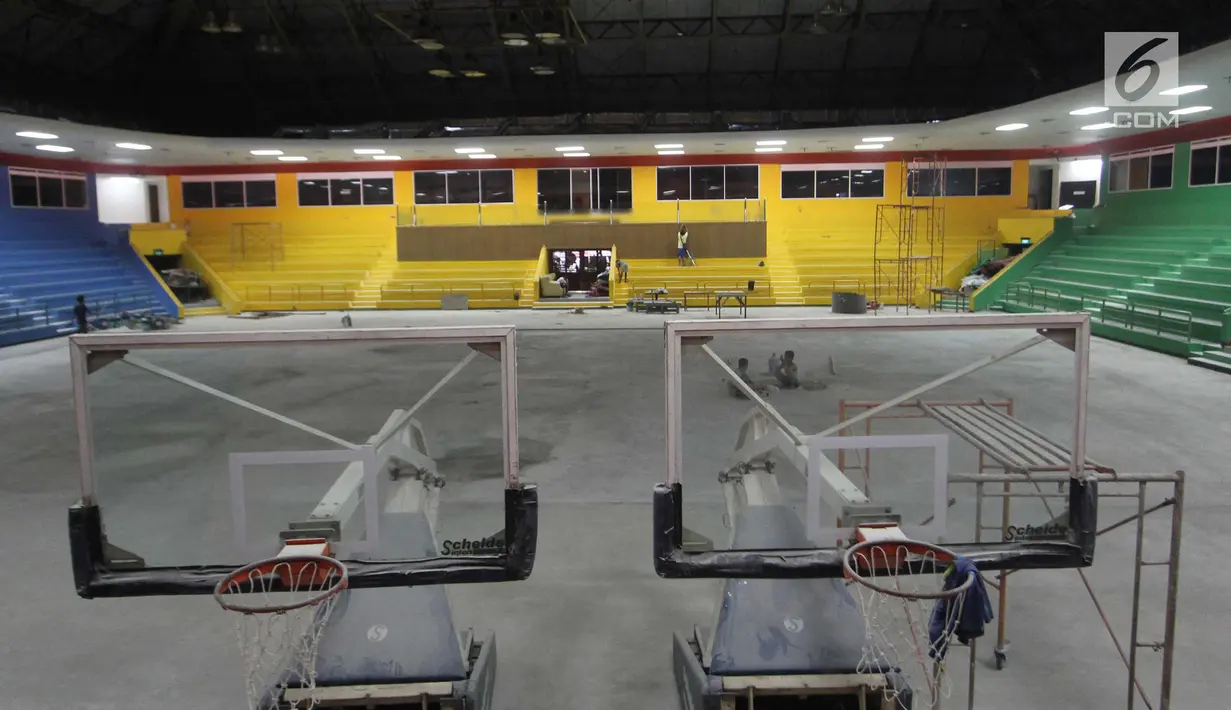 Suasana aktivitas pekerja proyek renovasi gelanggang olahraga (GOR) Soemantri Brodjonegoro, Jakarta, Kamis (18/1). Menjelang Asian Games 2018, sebanyak 10 Gelanggang Olahraga di kawasan DKI Jakarta direnovasi. (Liputan6.com/Arya Manggala)