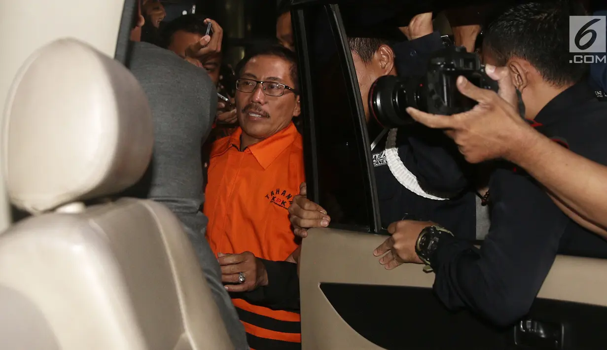 Tersangka Bupati Cirebon, Sunjaya Purwadi Sastra kenakan rompi tahanan usai menjalani pemeriksaan di Gedung KPK, Jakarta, Jumat (26/10). Sunjaya ditahan KPK terkait mutasi jabatan, proyek, perizinan dan gratifikasi. (Liputan6.com/Herman Zakharia)