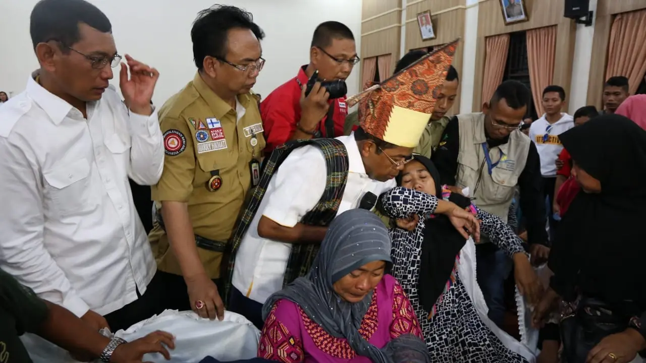 Mensos Idrus Marham menyerahkan bantuan kepada korban kapal tenggelam KM Sinar Bangun