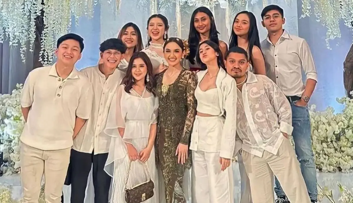 Momen berkumpulnya para alumni Indonesian Idol di acara lamaran Mahalini ini pun jadi ajang reuni. Mereka semua juga tampak kompak memakai busana berwarna putih.(Liputan6.com/IG/@kelylybandcyonk)