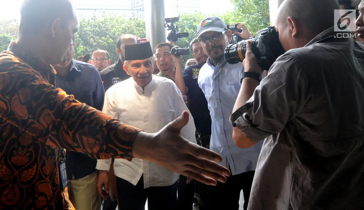 Ketua Dewan Kehormatan Partai Amanat Nasional (PAN) Amien Rais (tengah) mendatangi Gedung KPK, Jakarta, Senin (29/10). Amien akan menemui Pimpinan KPK Agus Rahardjo. (Merdeka.com/Dwi Narwoko)