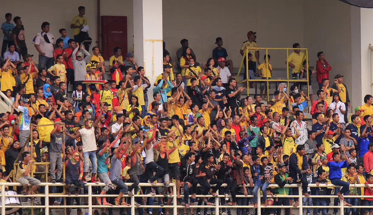 Aksi suporter Mitra Kukar dalam partai perempatfinal Piala Presiden 2015 antara Mitra Kukar melawan PSM di Stadion Aji Imbut, Tenggarong, Sabtu (19/9/2015). (Bola.com/M. Ridwan)