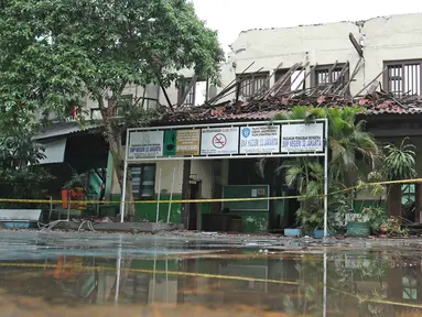 Kondisi bangunan SMPN 32 Pekojan Jakarta Barat yang roboh pada Kamis (21/12). Akibat peristiwa ini, dikabarkan tiga orang terluka. Dua di antaranya terkena serpihan reruntuhan bangunan. (Liputan6.com/Herman Zakharia)