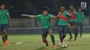 Pemain Timnas Indonesia U-19 berebut bola saat latihan perdana jelang laga melawan Jepang U-19 di Lapangan A Kompleks GBK, Jakarta, Kamis (22/3). Laga kedua tim akan digelar Minggu (25/3). (Liputan6.com/Helmi Fithriansyah)