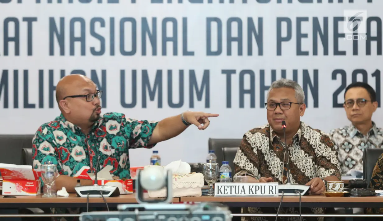 Ketua KPU RI, Arief Budiman (kedua kiri) memimpin rapat Rekapitulasi Hasil Penghitungan Perolehan Suara Tingkat Nasional dan Penetapan Hasil Pemilihan Umum Tahun 2019, Jakarta, Minggu (5/5/2019). Rapat dihadiri partai politik, timses Capres/Cawapres dan Bawaslu. (Liputan6.com/Helmi Fithriansyah)