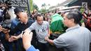 Jenazah alm RMH Heroe Siswanto NS atau dikenal Sys NS saat tiba di rumah duka, Jakarta, Selasa (23/1). Sys NS wafat diusia 61 tahun akibat serangan jantung. (Liputan6.com/Helmi Fithriansyah)