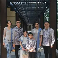 Di momen Lamaran Thariq Halilintar dan Aaliyah Massaid, keluarga Hermansyah memilih tampilan biru muda yang kompak. Ashanty memesona dengan kebaya putih yang kemudian dipadu dengan kain batik biru muda dan selendangnya yang senada. [Foto: Instagram/ashanty_ash]