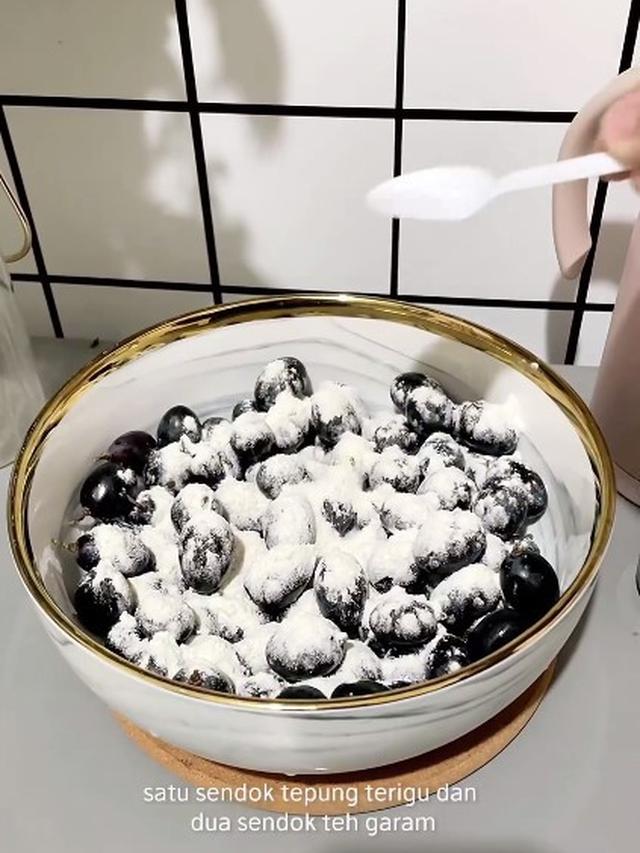 Modal 2 Bahan Dapur, Ini Trik Bersihkan Pestiisda pada Anggur Tanpa Soda Kue