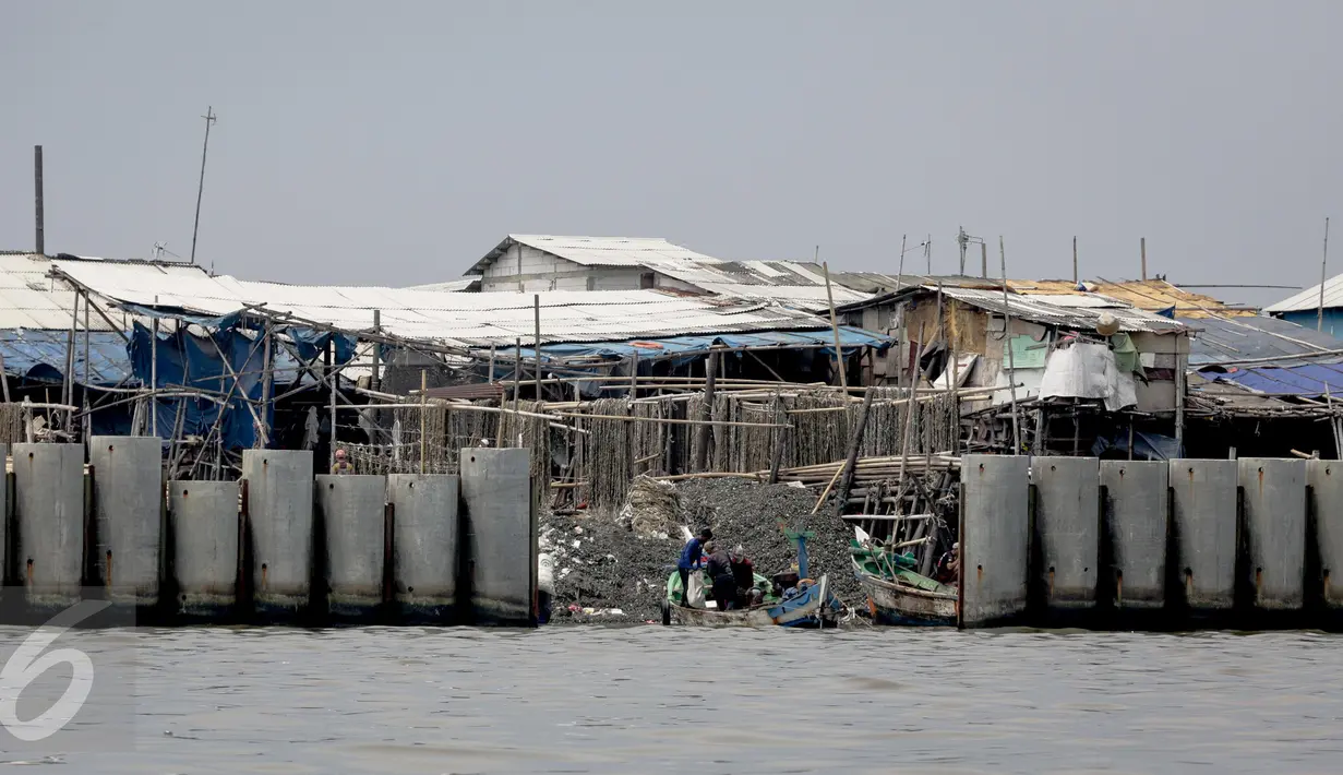 Nelayan berada di dekat tanggul pengaman pantai di kawasan pesisir Cilincing, Jakarta, Jumat (17/3). Tanggul ini Progresnya bagus dan ditargetkan selesai 2018. (Liputan6.com/Faizal Fanani)
