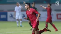 Pemain Timnas Indonesia, Alberto Goncalves merayakan gol yang dicetaknya saat melawan Hong Kong pada laga uji coba internasional di Stadion Wibawa Mukti, Cikarang, Selasa (16/10). Babak pertama, Indonesia unggul 1-0. (Liputan6.com/Helmi Fithriansyah)