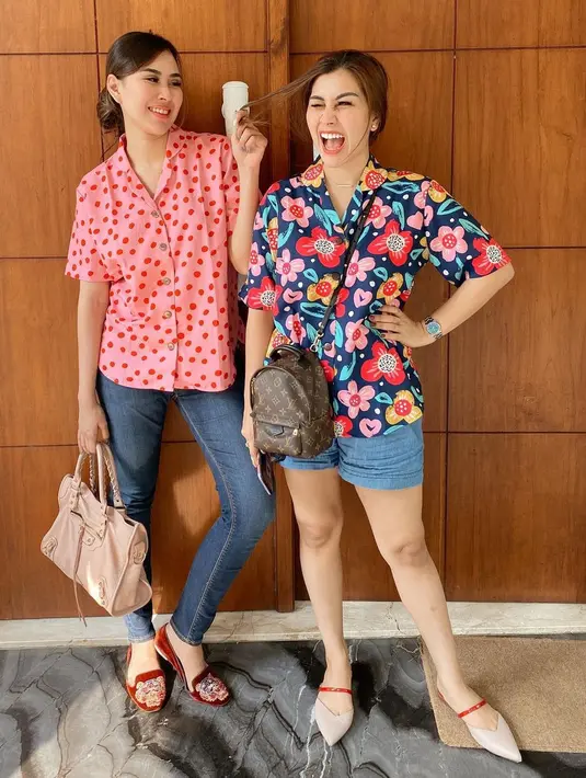 Keduanya juga kerap hangout bareng. Seperti potret ini, baik Syahnaz dan Nisya kompak kenakan kemeja bermotif warna cerah. [Foto: IG/nissyaa].