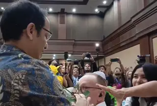 Nadiem Makarim, menerima mawar kuning dari para pendukung saat memasuki ruang sidang Muhammad Hatta Ali, Pengadilan Negeri Jakarta Pusat, Selasa (30/6/2026). (Ady Anugrahadi/Liputan6.com)