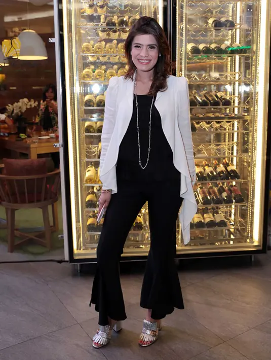 Carissa Putri sering melakukan yoga dan akrobatik yoga didepan putranya, Quenzio Acana Naif. Carissa mengatakan bahwa putranya juga ketagihan melakukan akrobatik yoga. (Deki Prayoga/Bintang.com)