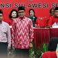 Pasangan Cagub dan Cawagub Sulawesi Selatan, Nurdin Abdullah (kanan) dan Sudirman Sulaiman saat diperkenalkan Ketum PDIP Megawati Soekarno Putri, Jakarta, Minggu (15/10). Megawati juga mengumumkan Cagub dan Cawagub Jatim. (Liputan6.com/Helmi Fithriansyah)