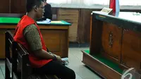 Ahmad Imam Al-Hafitd duduk lesu dalam sidang lanjutan mendengarkan tanggapan jaksa di Pengadilan Negeri Jakarta Pusat, Selasa (18/11/2014). (Liputan6.com/Faisal R Syam)