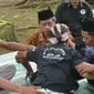 Fajar (mengenakan blangkon) saat mengalami kesurupan di lokasi makam tua Siti Hinggil. (KRJogja.com/Gunarwan)