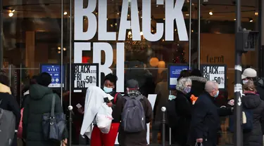 Sejumlah orang berjalan melewati poster "Black Friday" di Paris, Prancis, pada 4 Desember 2020. Sempat ditunda selama sepekan akibat karantina wilayah (lockdown) nasional, pesta belanja tahunan "Black Friday" di Prancis akhirnya dimulai pada Jumat (4/12). (Xinhua/Gao Jing)